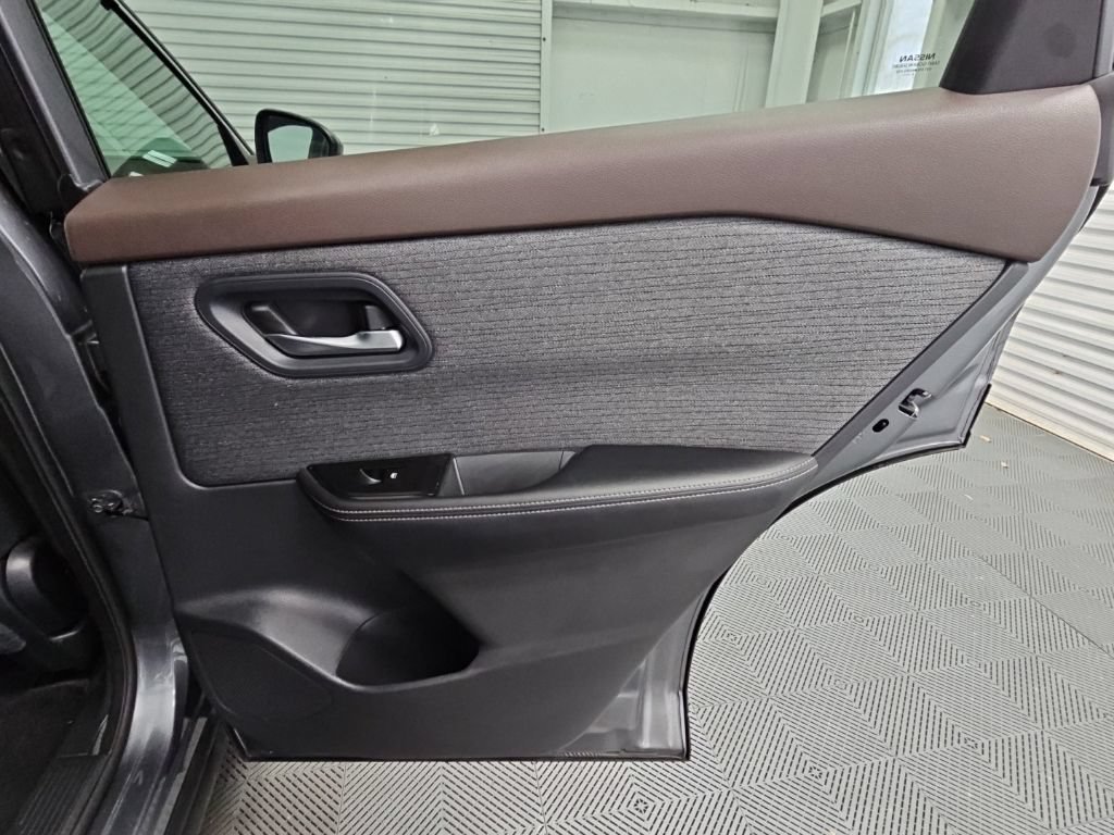 Used 2023 Nissan Rogue SV FWD image 34
