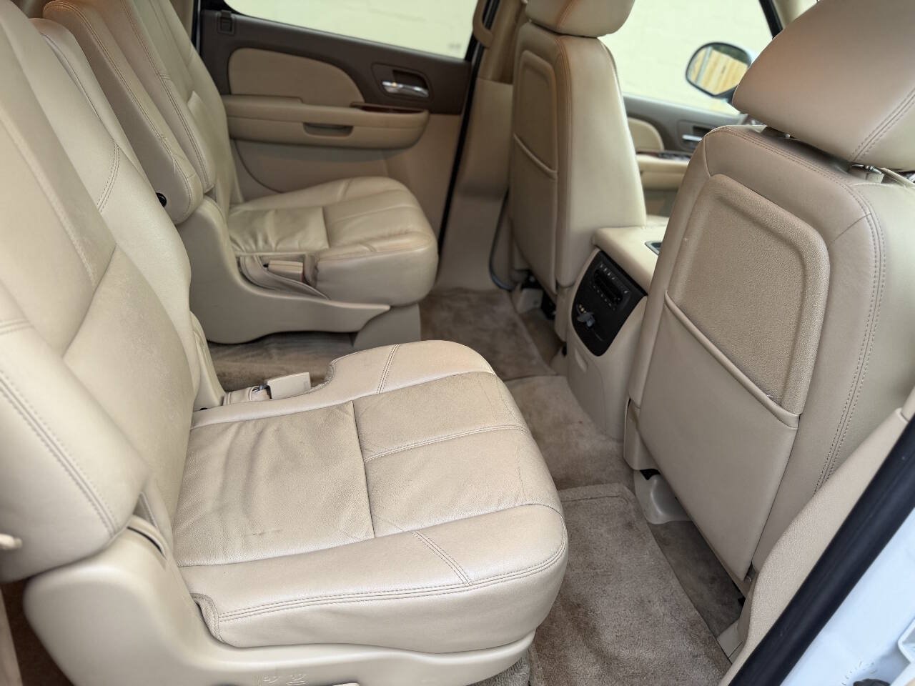 Used 2009 Chevrolet Suburban LT w/ Luxury Package RWD image 18