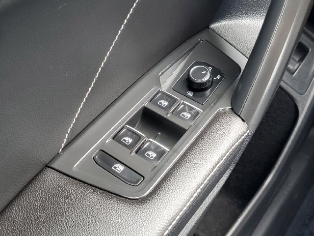 Used 2022 Volkswagen Tiguan SE FWD image 17