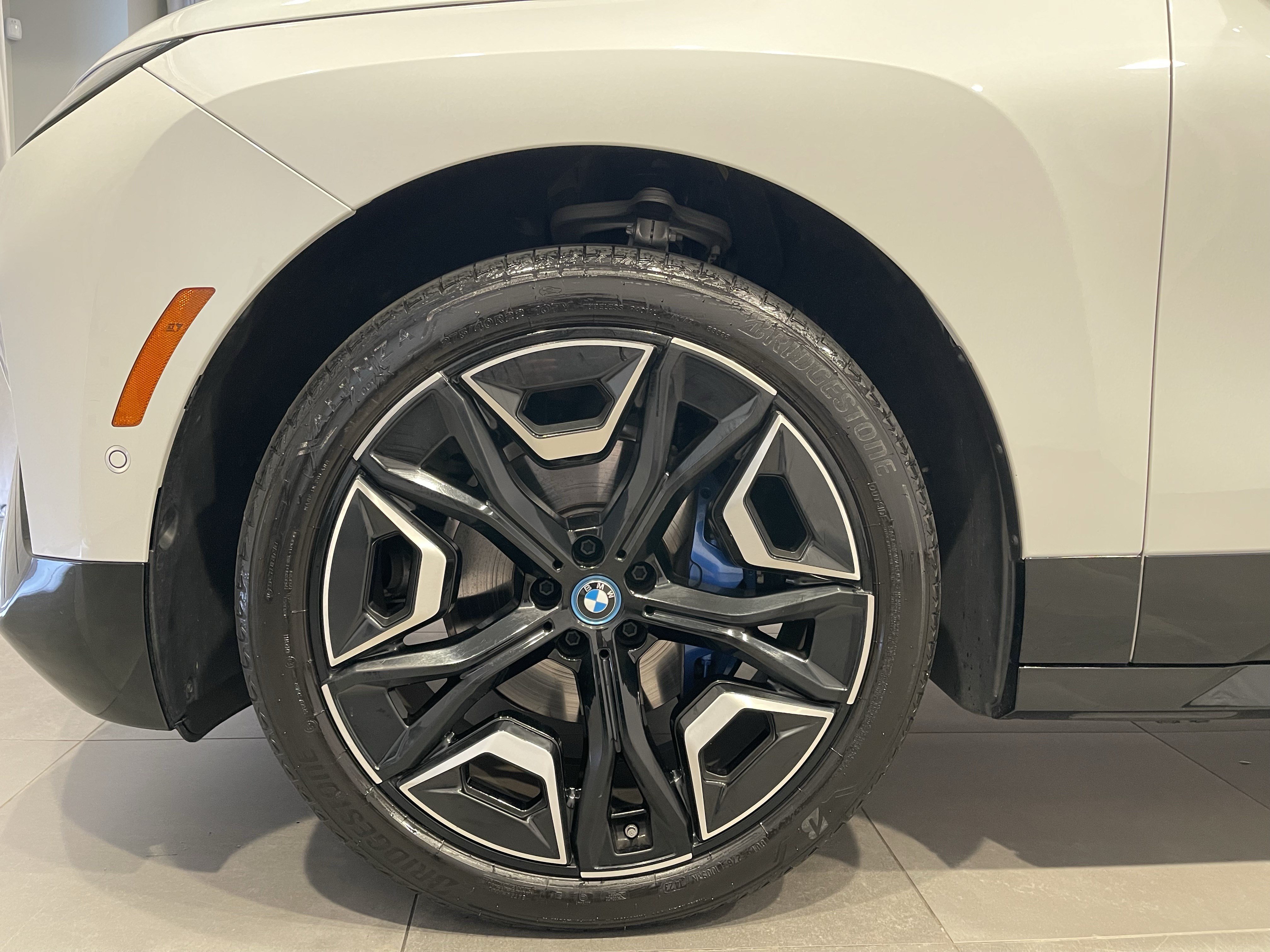 Used 2024 BMW iX xDrive50 w/ Sport Package AWD/4WD image 7