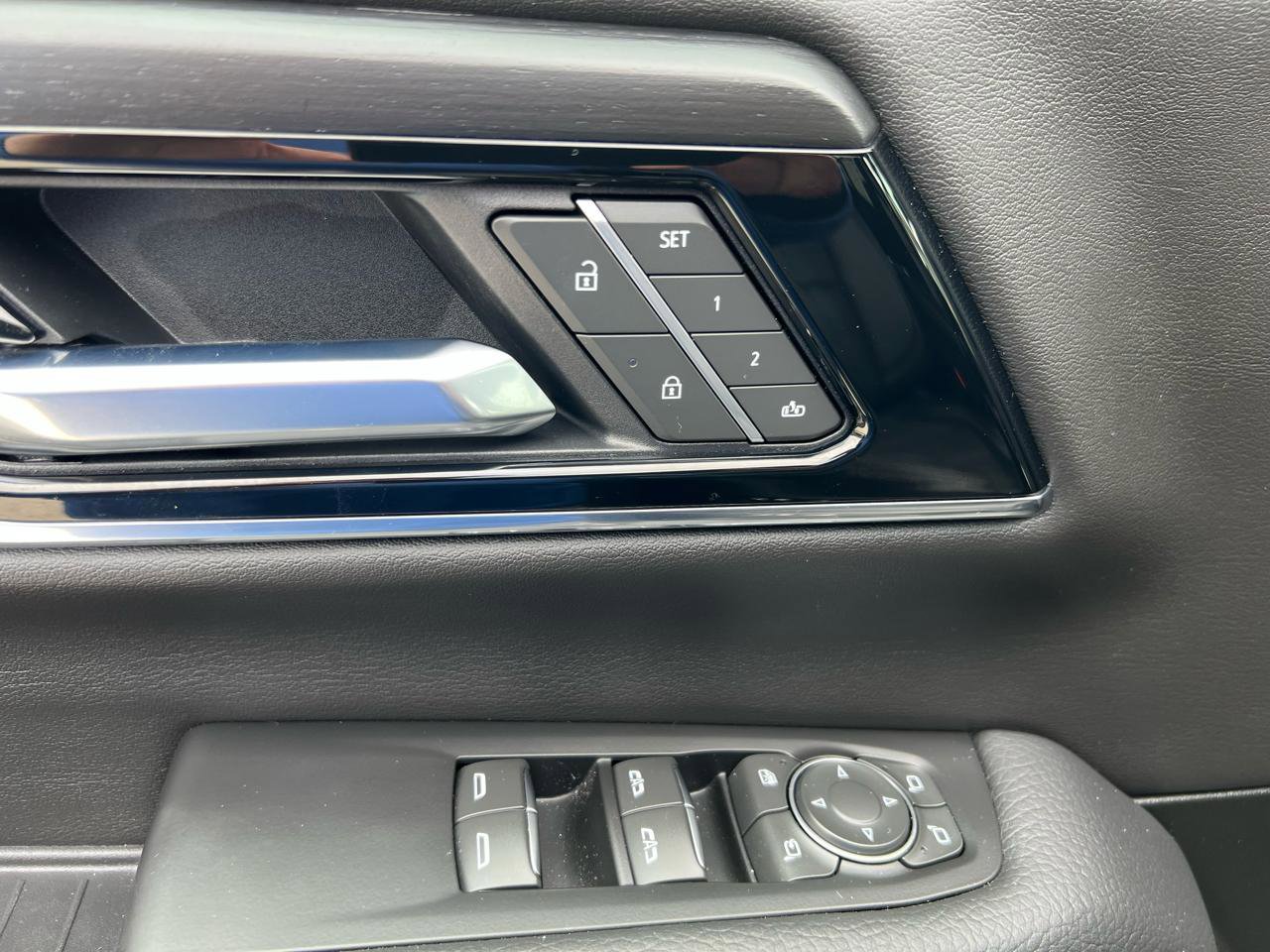 Used 2025 GMC Yukon XL Denali AWD/4WD image 19
