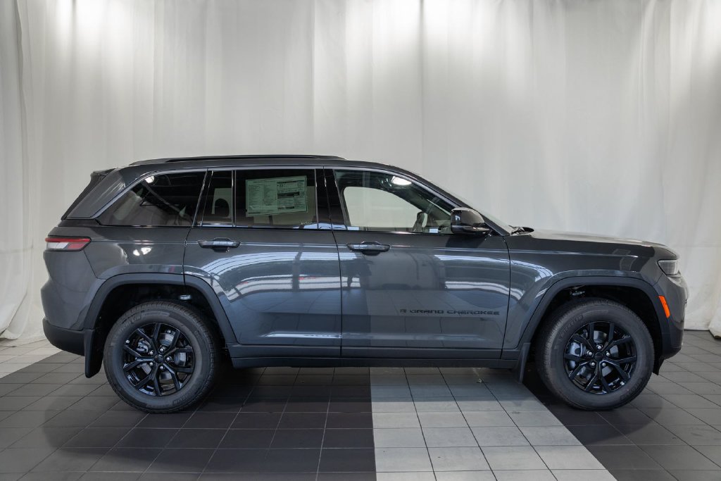 New 2026 Jeep Grand Cherokee Altitude AWD/4WD image 3