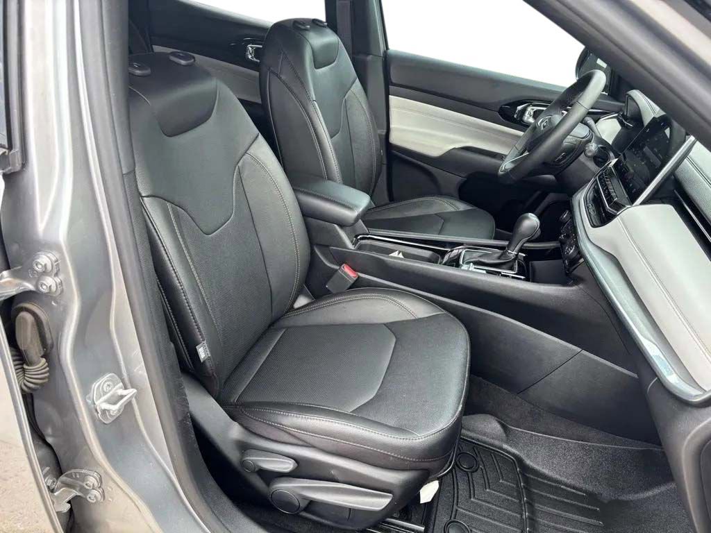 Used 2023 Jeep Compass Limited w/ Sun and Sound Group AWD/4WD image 35