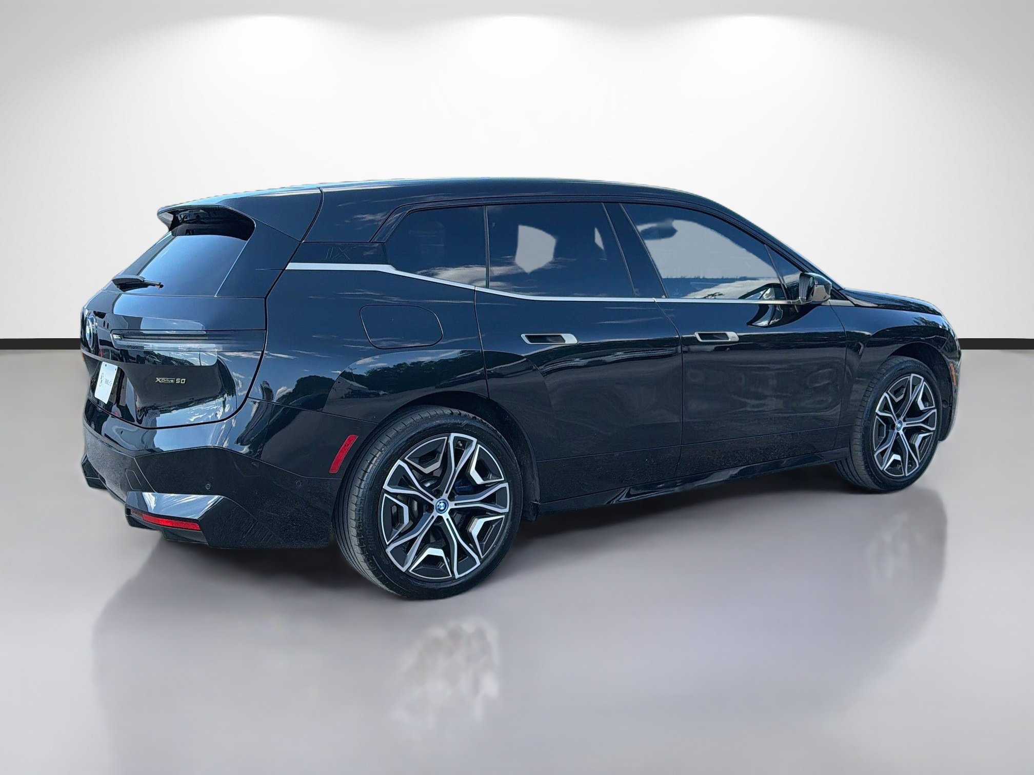 Used 2024 BMW iX xDrive50 w/ Premium Package AWD/4WD image 3