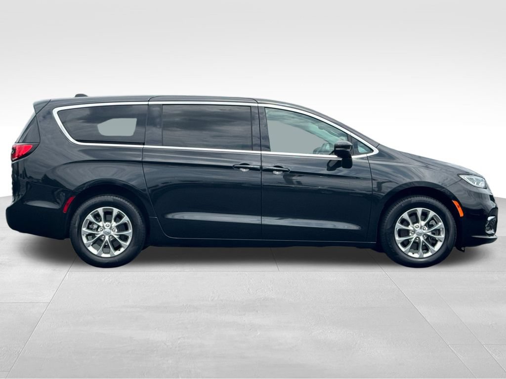 Used 2023 Chrysler Pacifica Touring-L AWD/4WD image 8