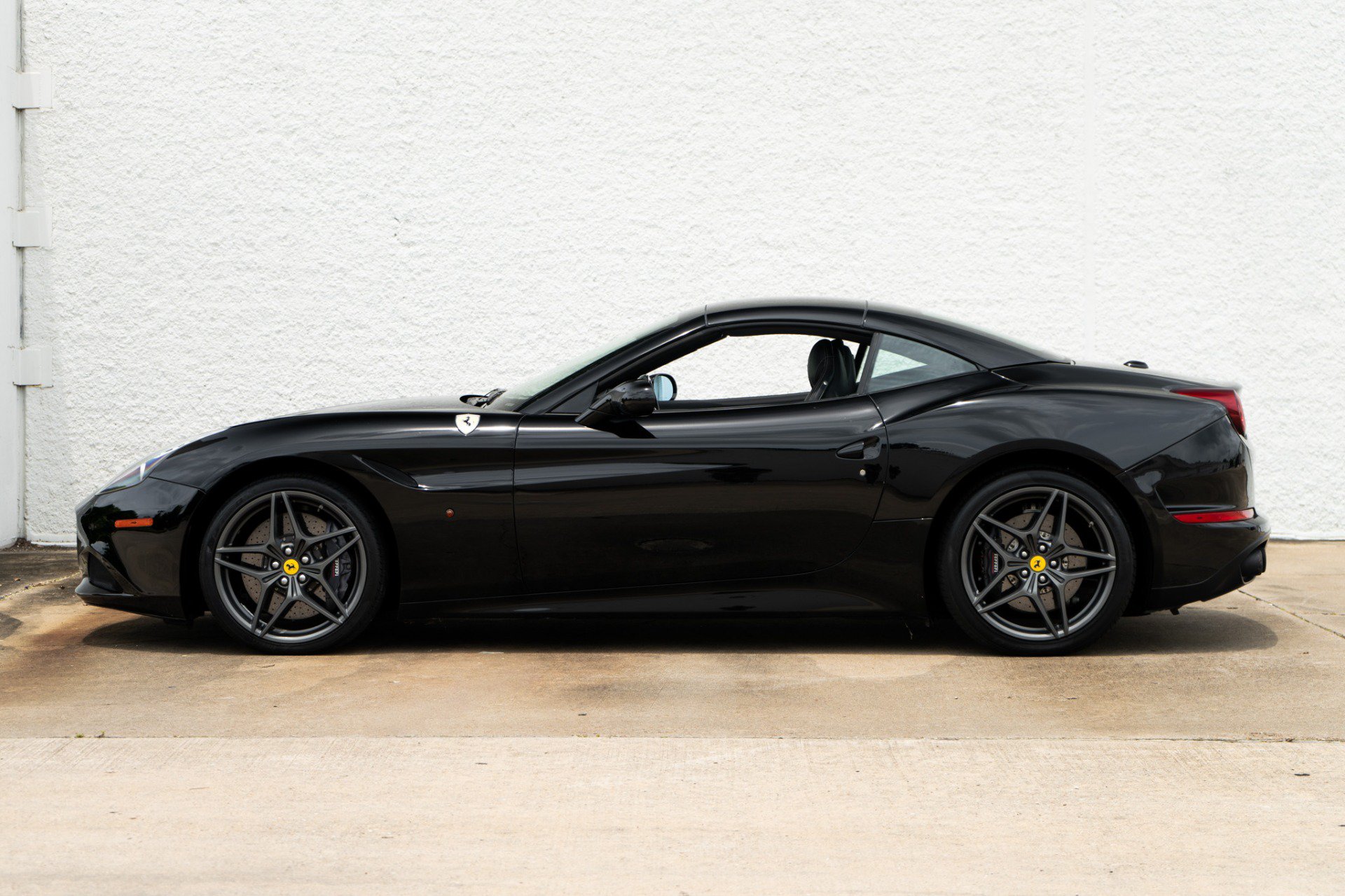 Used 2018 Ferrari California T RWD image 14