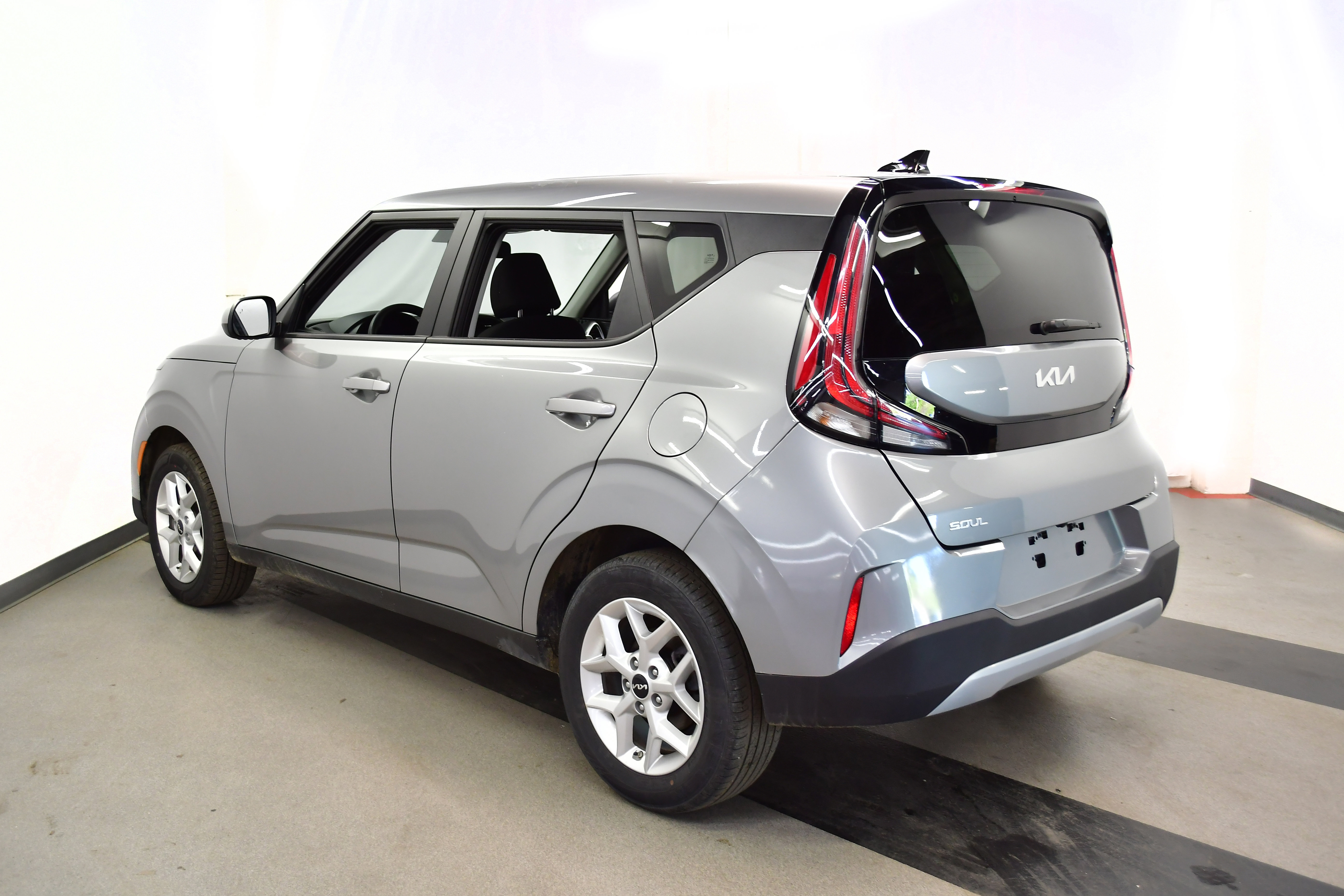 Used 2025 Kia Soul LX w/ LX Technology Package FWD image 5