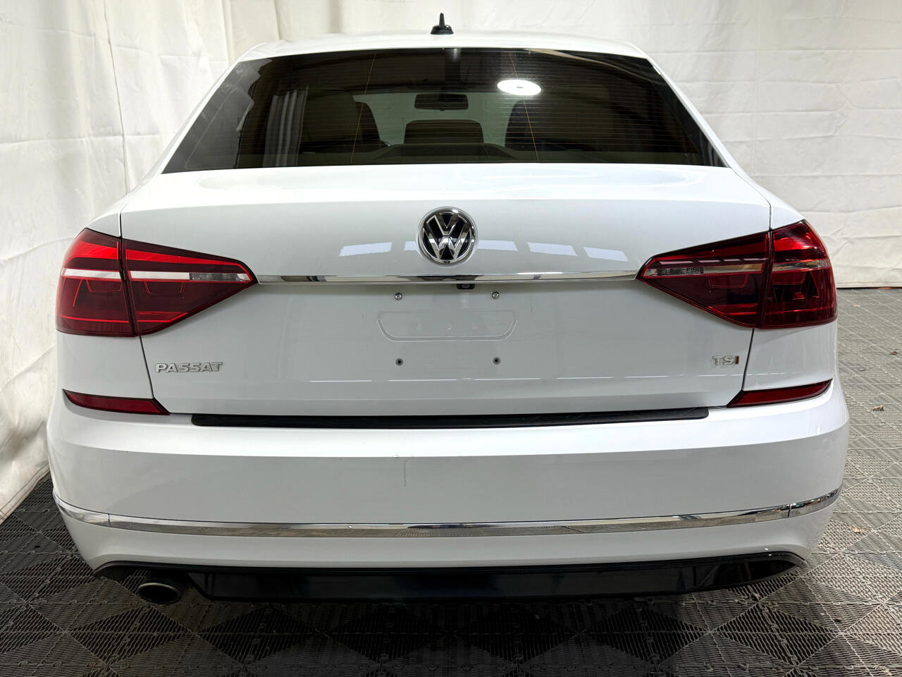 Used 2017 Volkswagen Passat 1.8T R-Line image 8