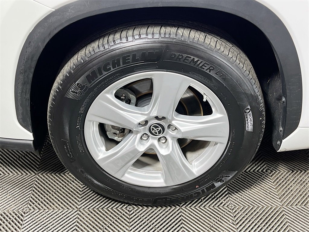 Used 2023 Toyota Highlander L image 29