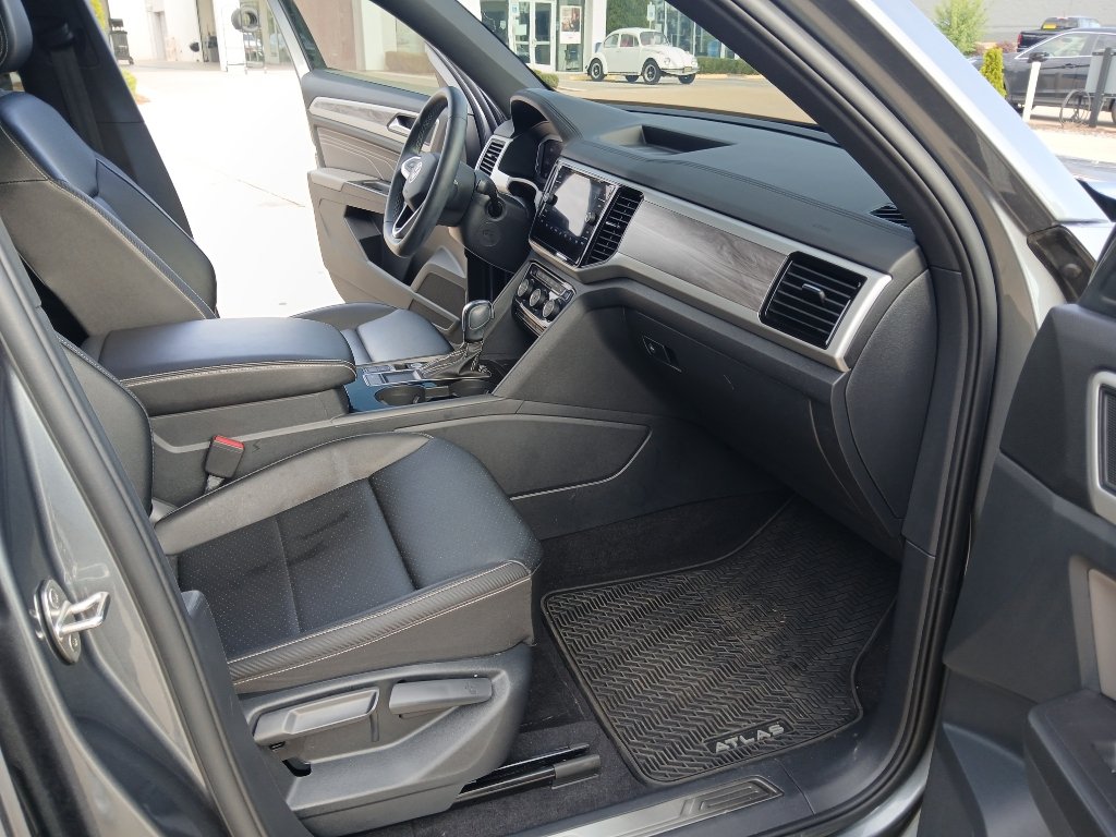 Used 2023 Volkswagen Atlas Cross Sport SE w/ Panoramic Sunroof Package FWD image 24
