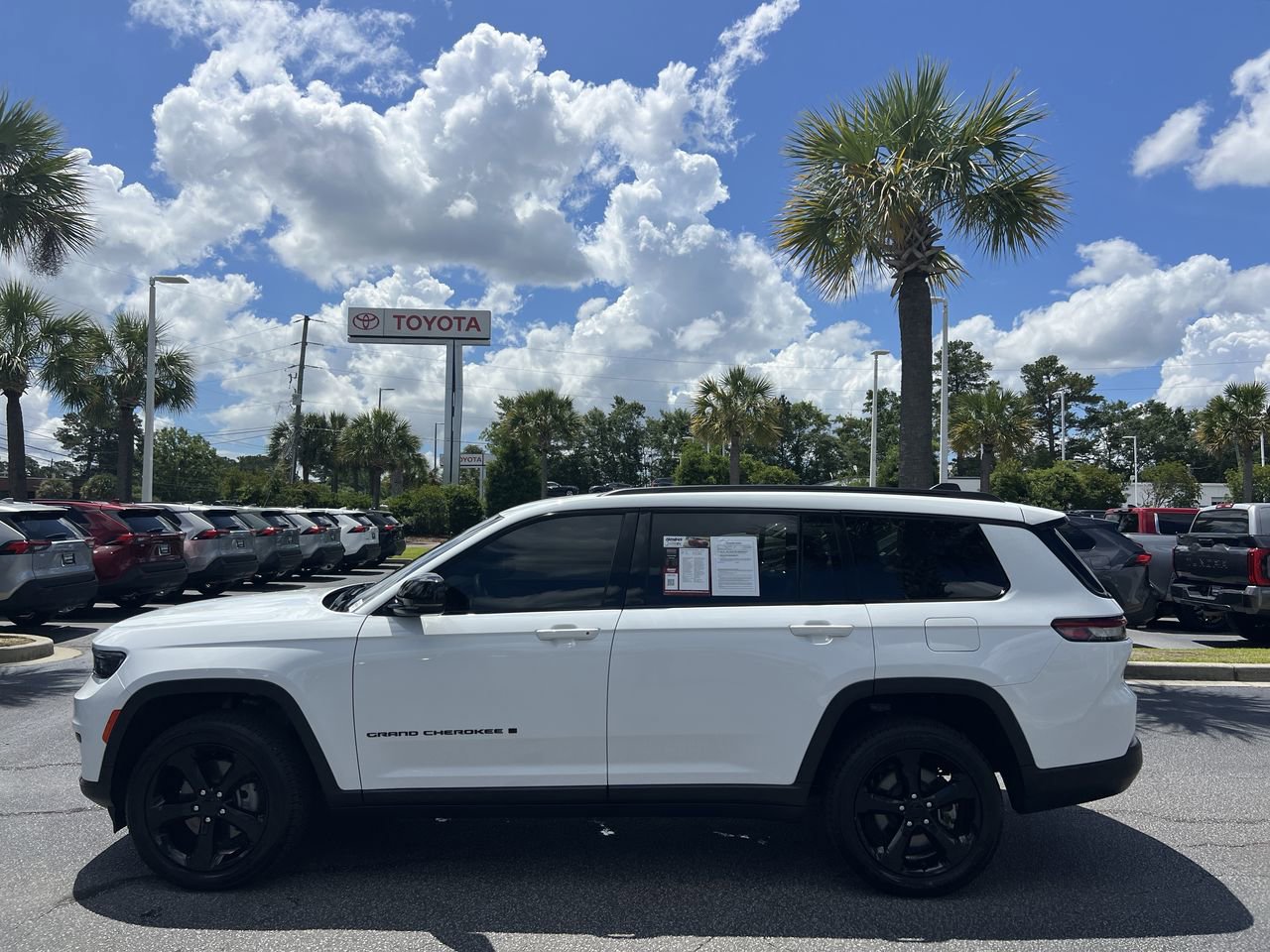 Used 2023 Jeep Grand Cherokee L Laredo AWD/4WD image 7