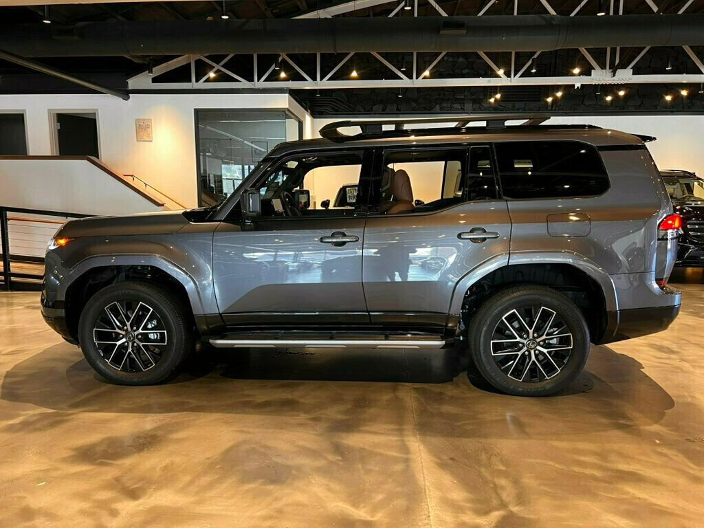 Used 2025 Lexus GX 550 PremiumPlus/TrafficAssist/Blac w/ Accessory Package (31) image 2