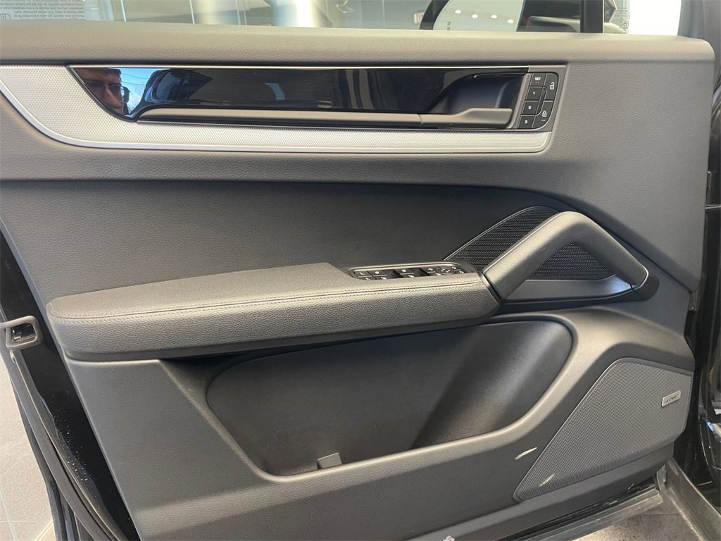 Used 2025 Porsche Cayenne image 24