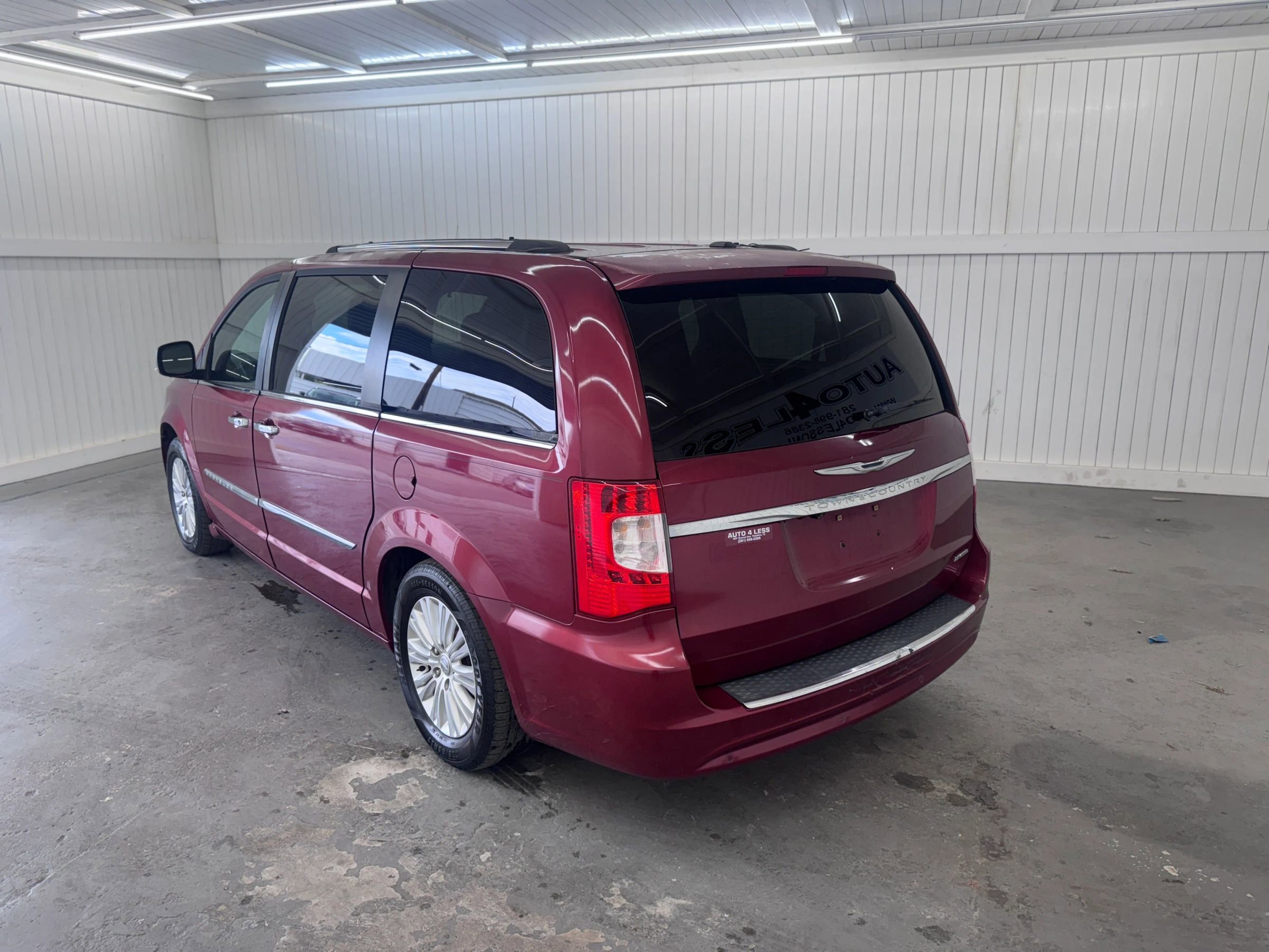 Used 2012 Chrysler Town & Country Limited w/ Luxury Group image 7