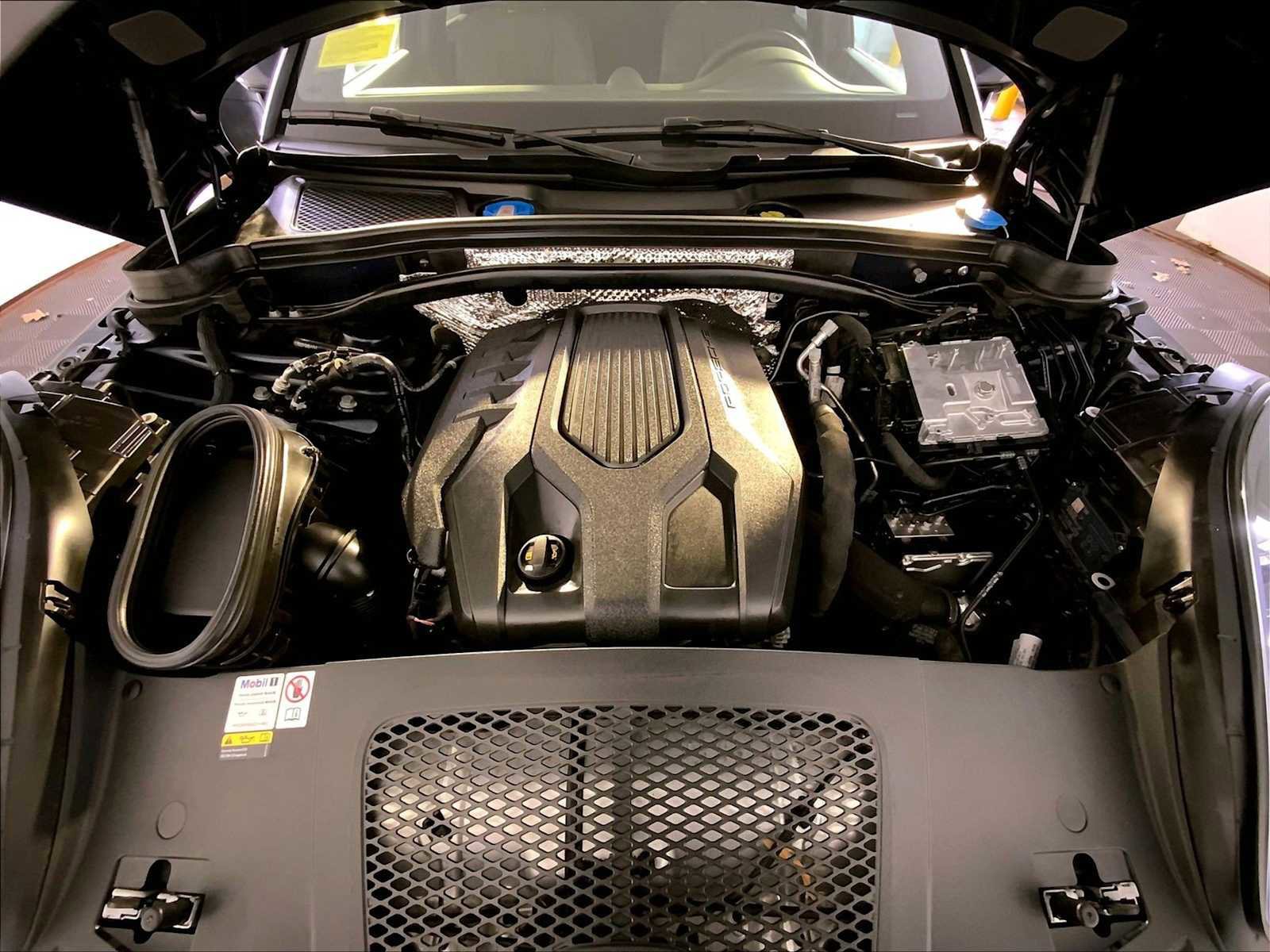 Certified 2023 Porsche Macan image 32