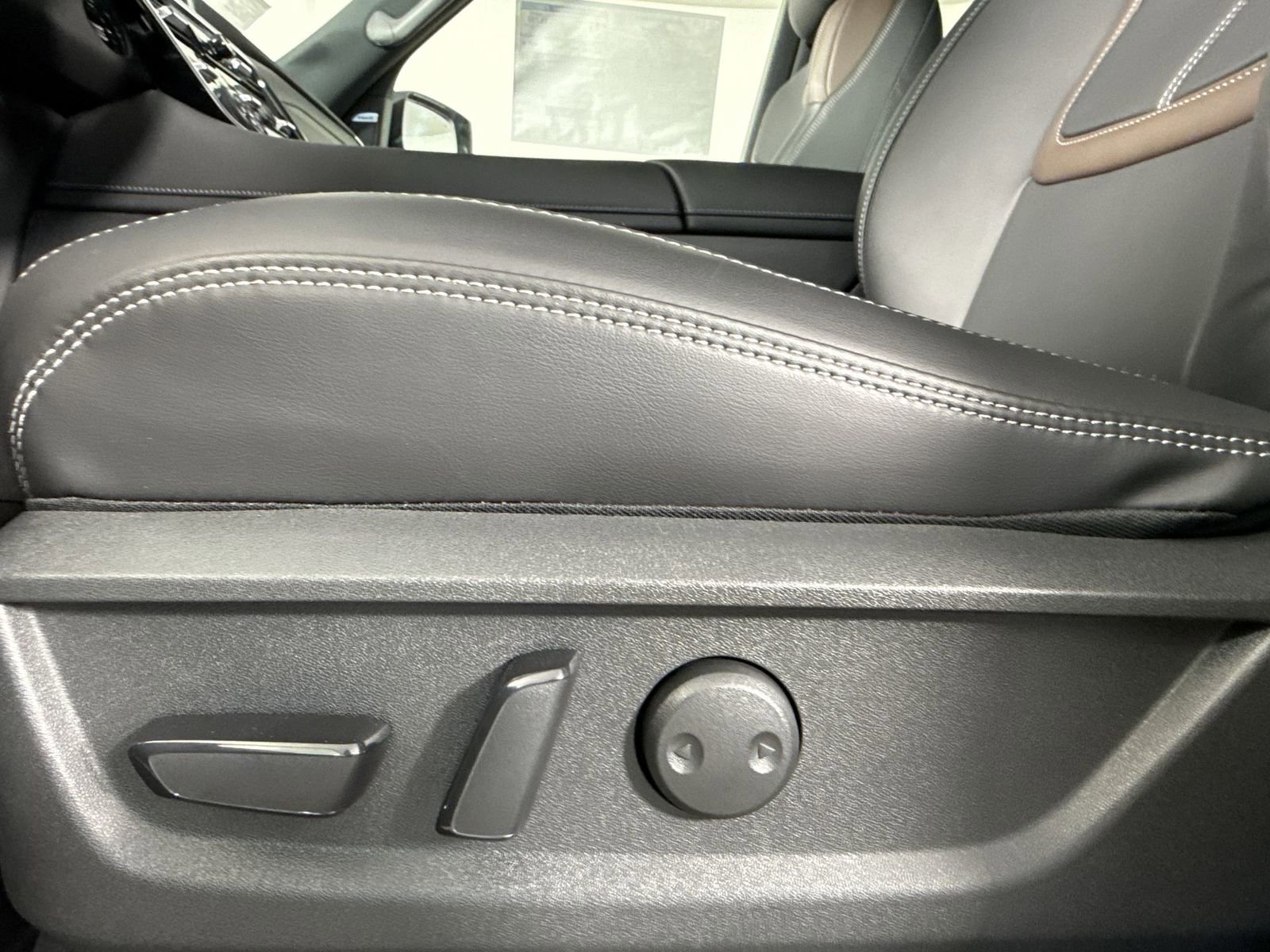 New 2026 Nissan Armada SL w/ Captain's Chari Seat Package image 21