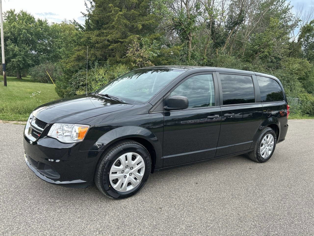 Used 2020 Dodge Grand Caravan SE image 2