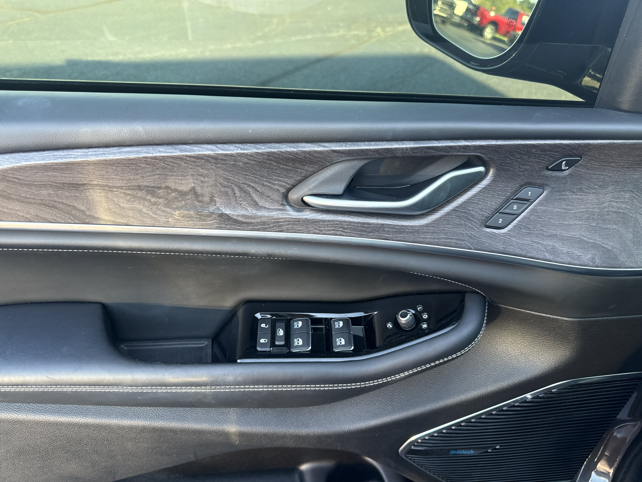 Used 2022 Jeep Grand Cherokee L Overland w/ Luxury Tech Group IV AWD/4WD image 25