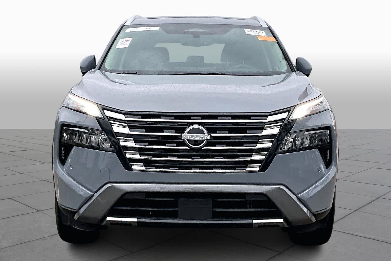 Used 2025 Nissan Rogue SL w/ Tech Package FWD image 4