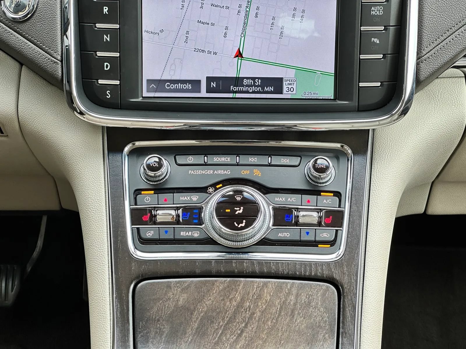 Used 2019 Lincoln Continental Select w/ Continental Climate Package FWD image 24