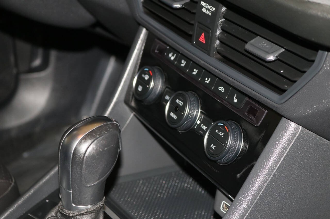 Used 2019 Volkswagen Jetta SE w/ Cold Weather Package FWD image 57