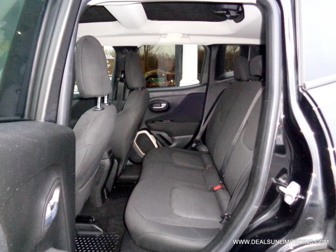 Used 2017 Jeep Renegade Latitude w/ Cold Weather Group image 18