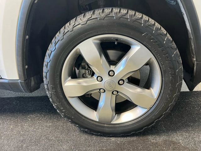 Used 2013 Jeep Grand Cherokee Overland image 18