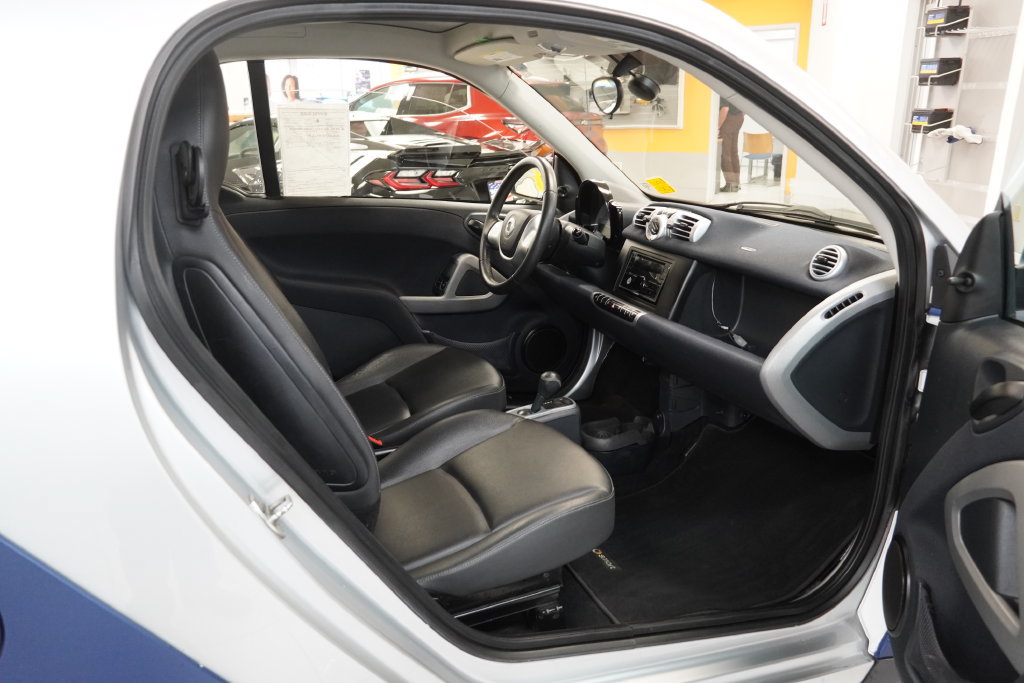 Used 2015 smart fortwo pure RWD image 21