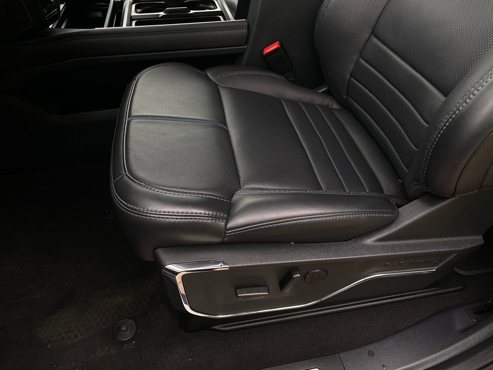 Used 2025 Ford F250 Platinum w/ FX4 Off-Road Package image 13