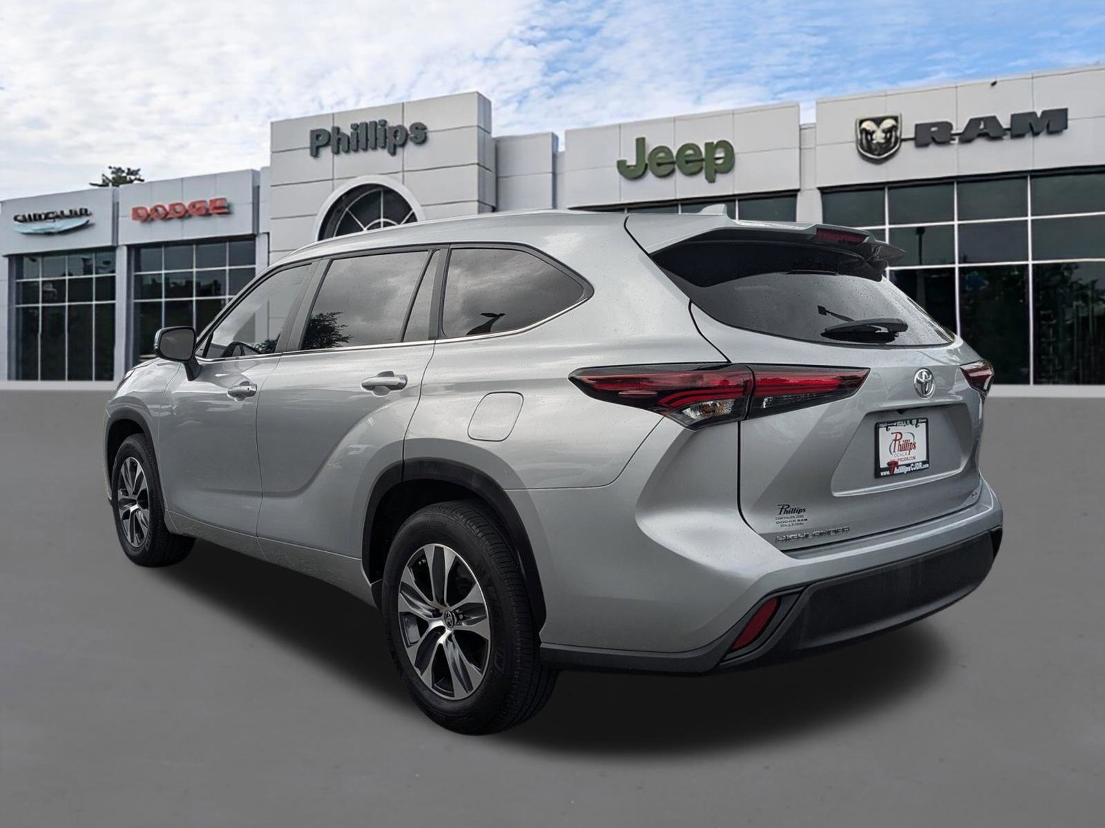 Used 2024 Toyota Highlander XLE image 5