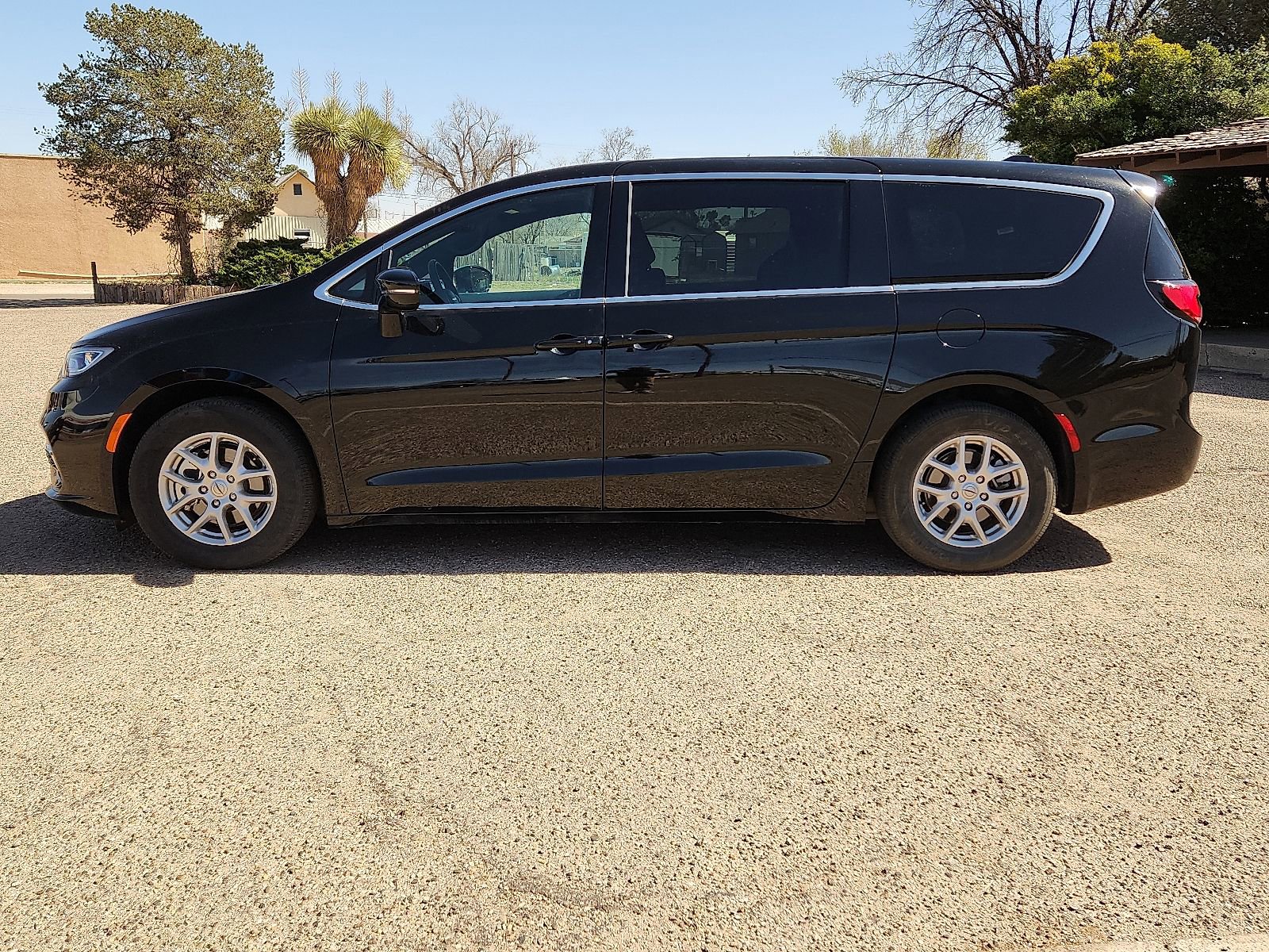 Used 2025 Chrysler Pacifica Select image 2