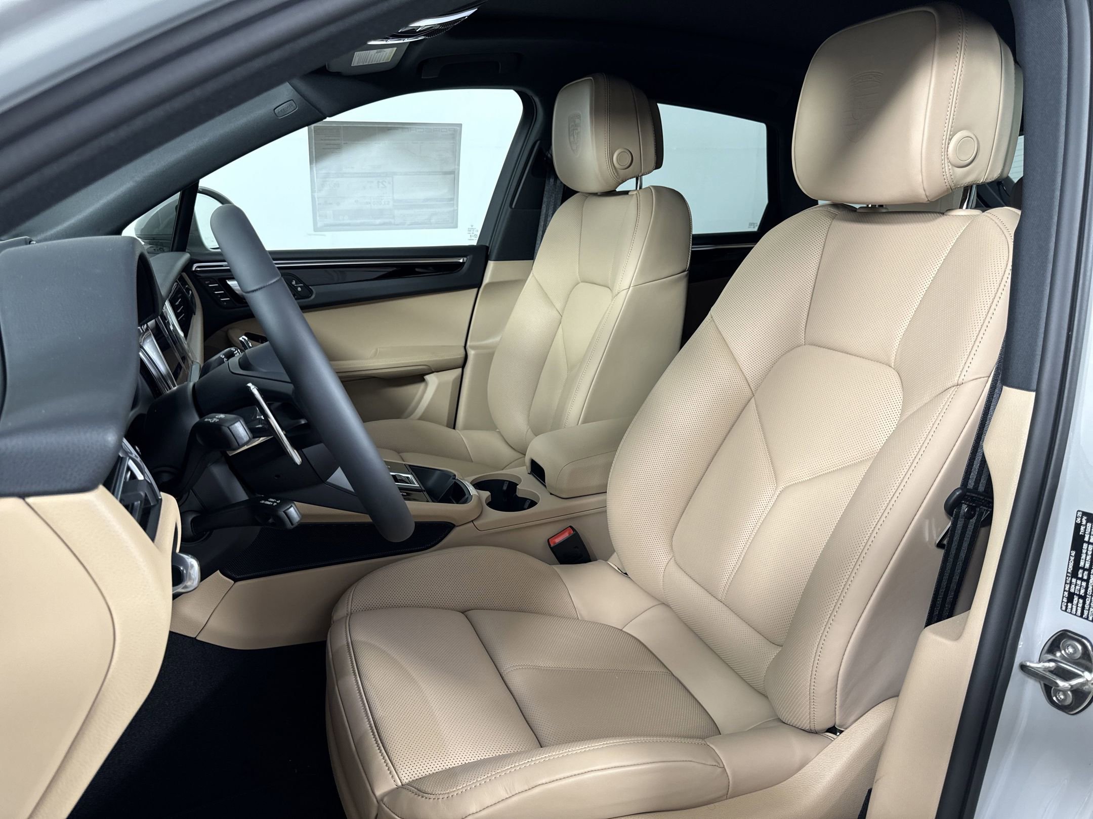 Certified 2025 Porsche Macan image 5