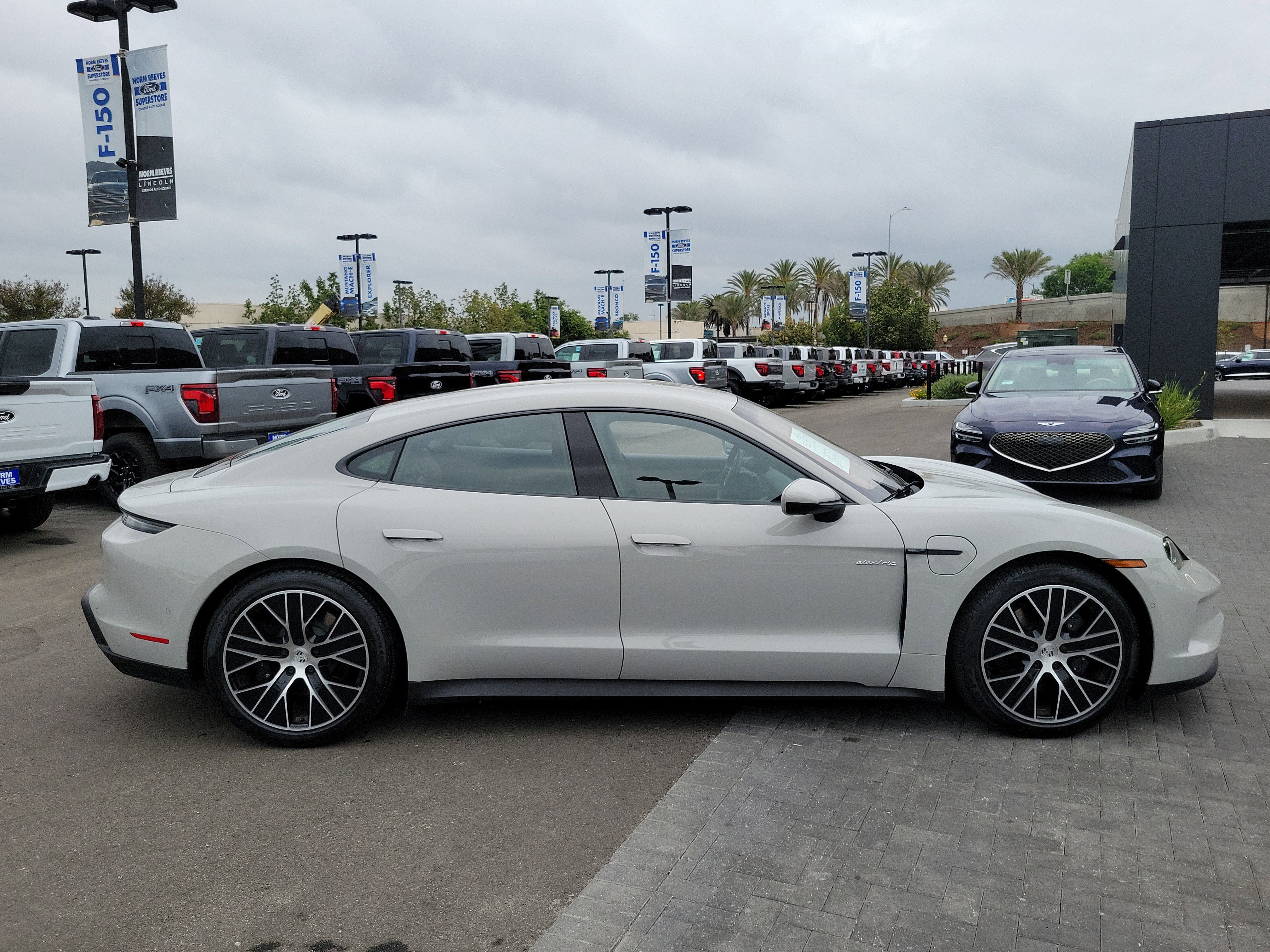 Used 2025 Porsche Taycan image 10