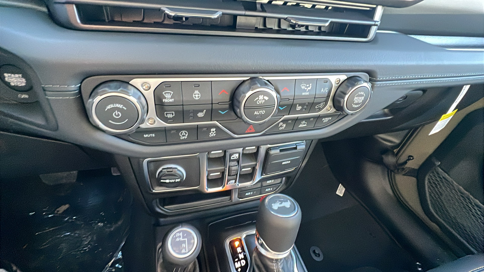 New 2026 Jeep Wrangler Unlimited Sahara AWD/4WD image 28