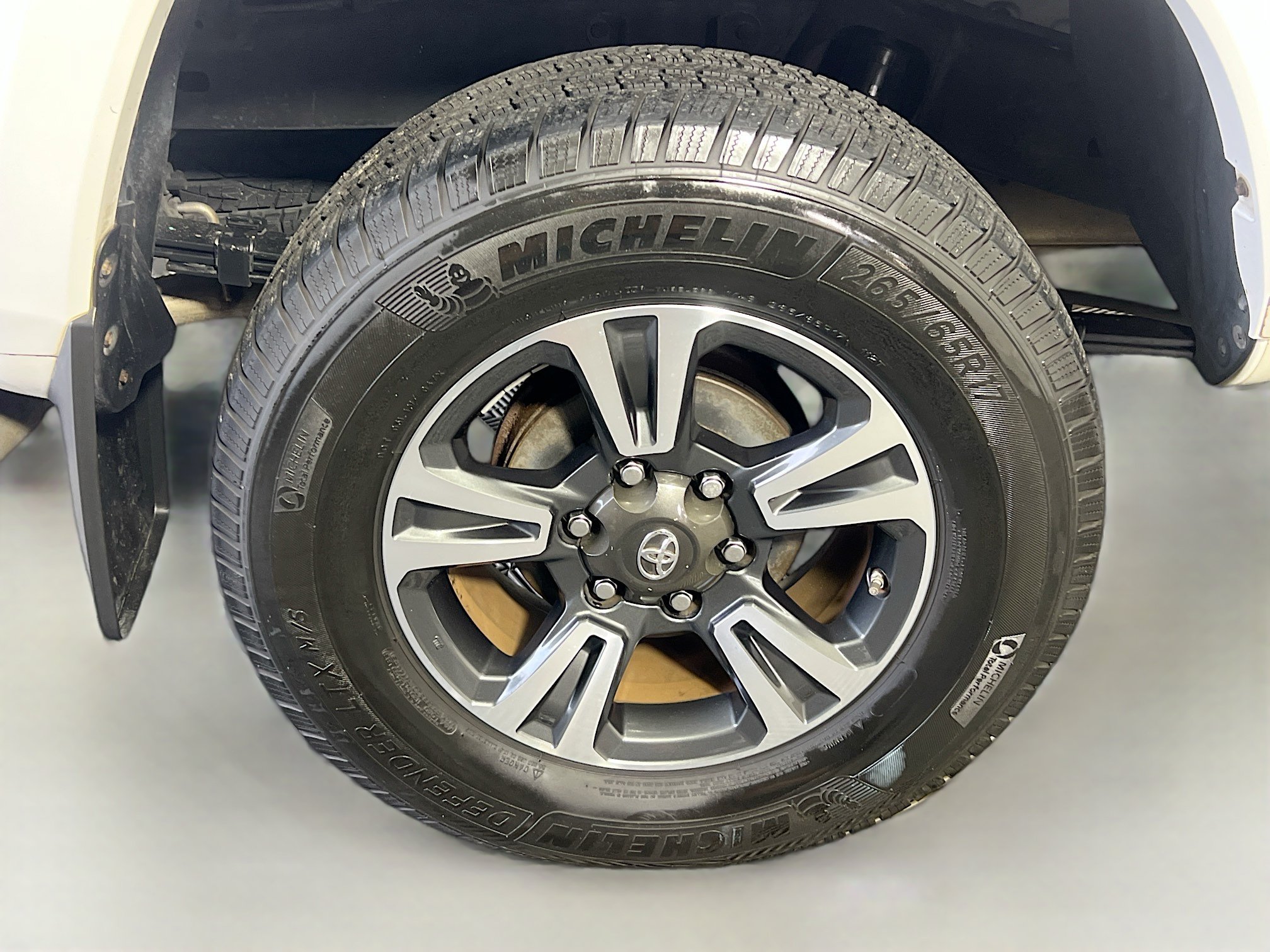 Used 2017 Toyota Tacoma TRD Sport w/ Tow Package (A/T) AWD/4WD image 13