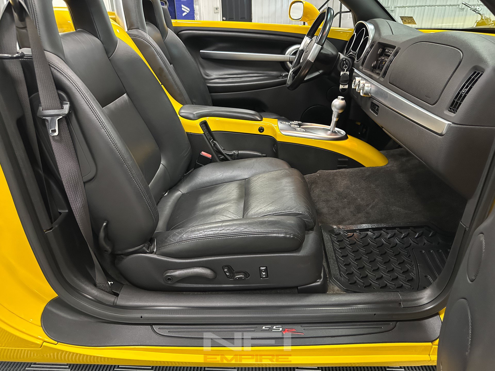 Used 2004 Chevrolet SSR w/ Preferred Equipment Group RWD image 43