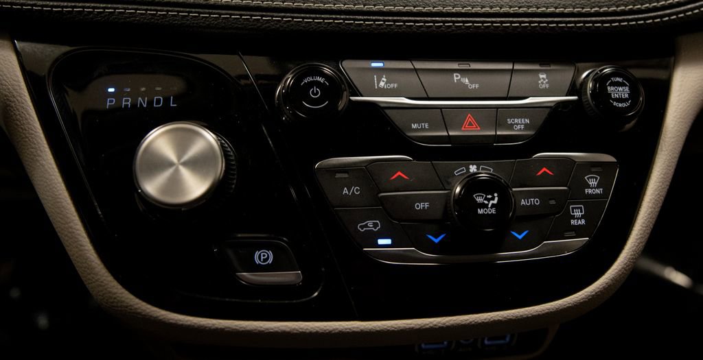 Used 2024 Chrysler Pacifica Select image 21