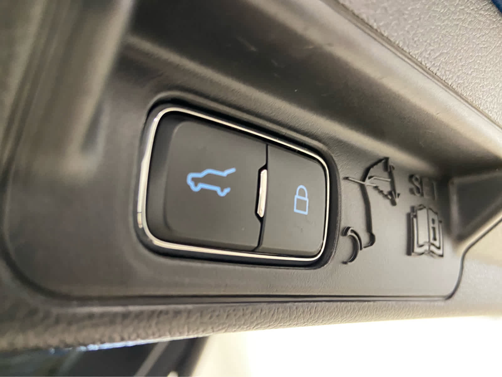 Used 2022 Ford Explorer Limited w/ Equipment Group 301A AWD/4WD image 13
