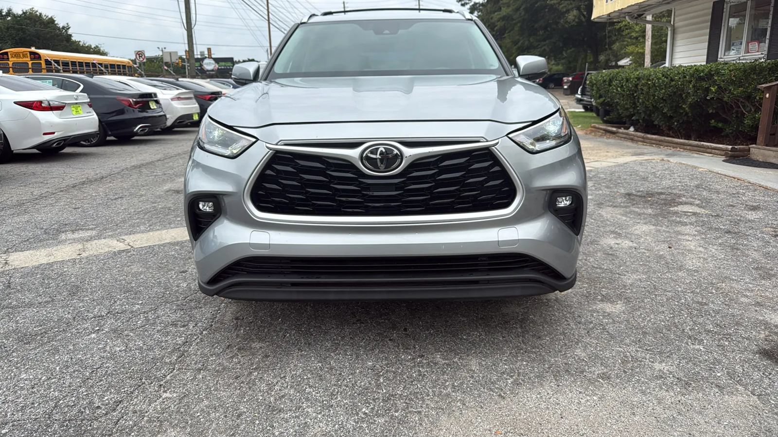 Used 2021 Toyota Highlander XLE FWD image 2