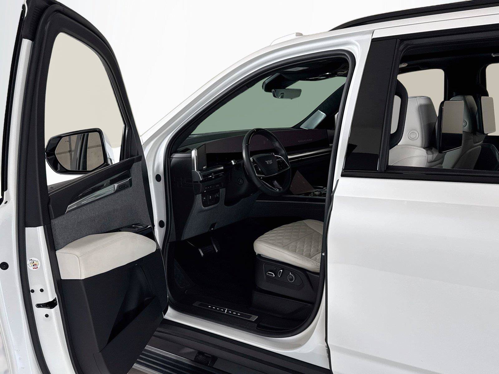 Used 2025 Cadillac Escalade ESV V AWD/4WD image 11