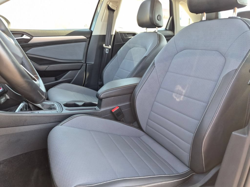 Used 2025 Volkswagen Jetta SE FWD image 23