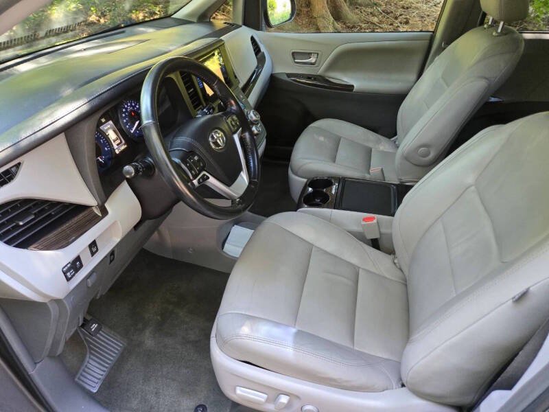 Used 2016 Toyota Sienna XLE FWD image 3