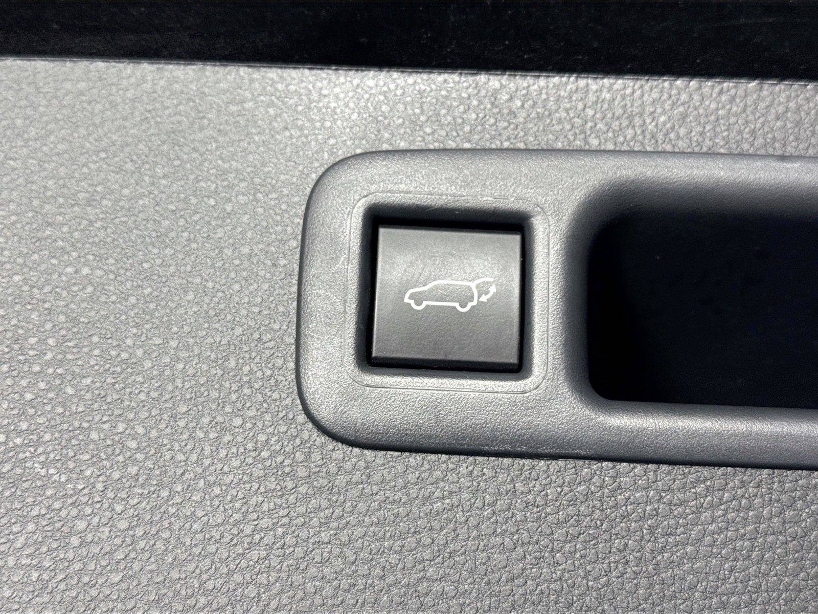 Used 2024 Toyota Highlander LE FWD image 37