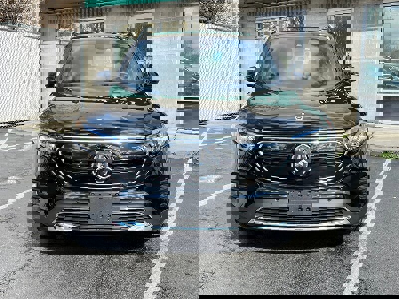 Used 2023 Mercedes-Benz EQB 300 4MATIC image 2