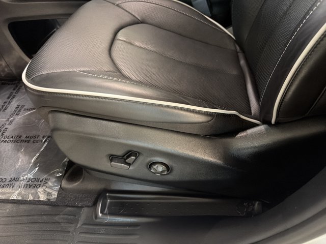 Used 2026 Chrysler Pacifica Limited FWD image 17