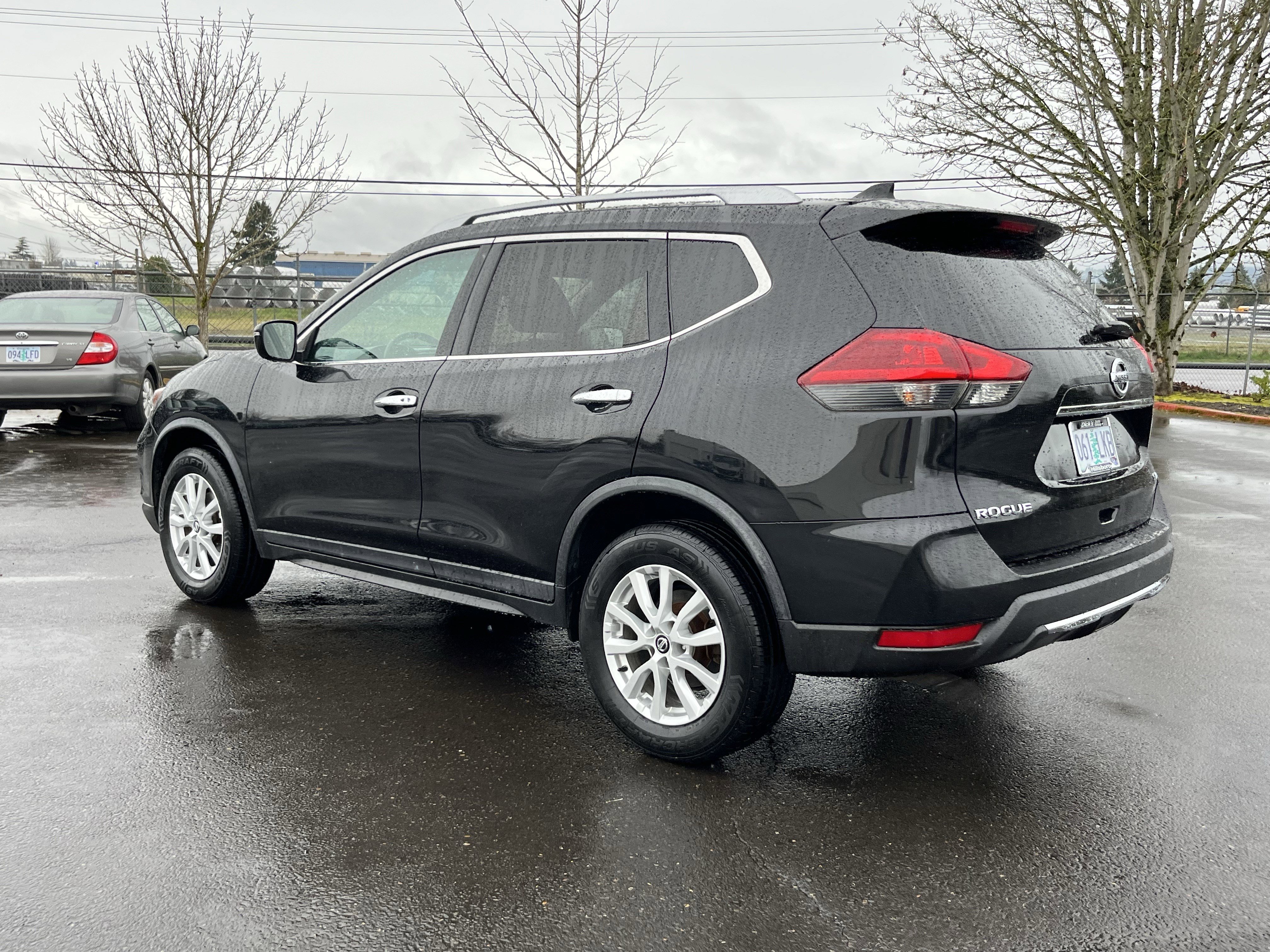 Used 2018 Nissan Rogue SV image 3