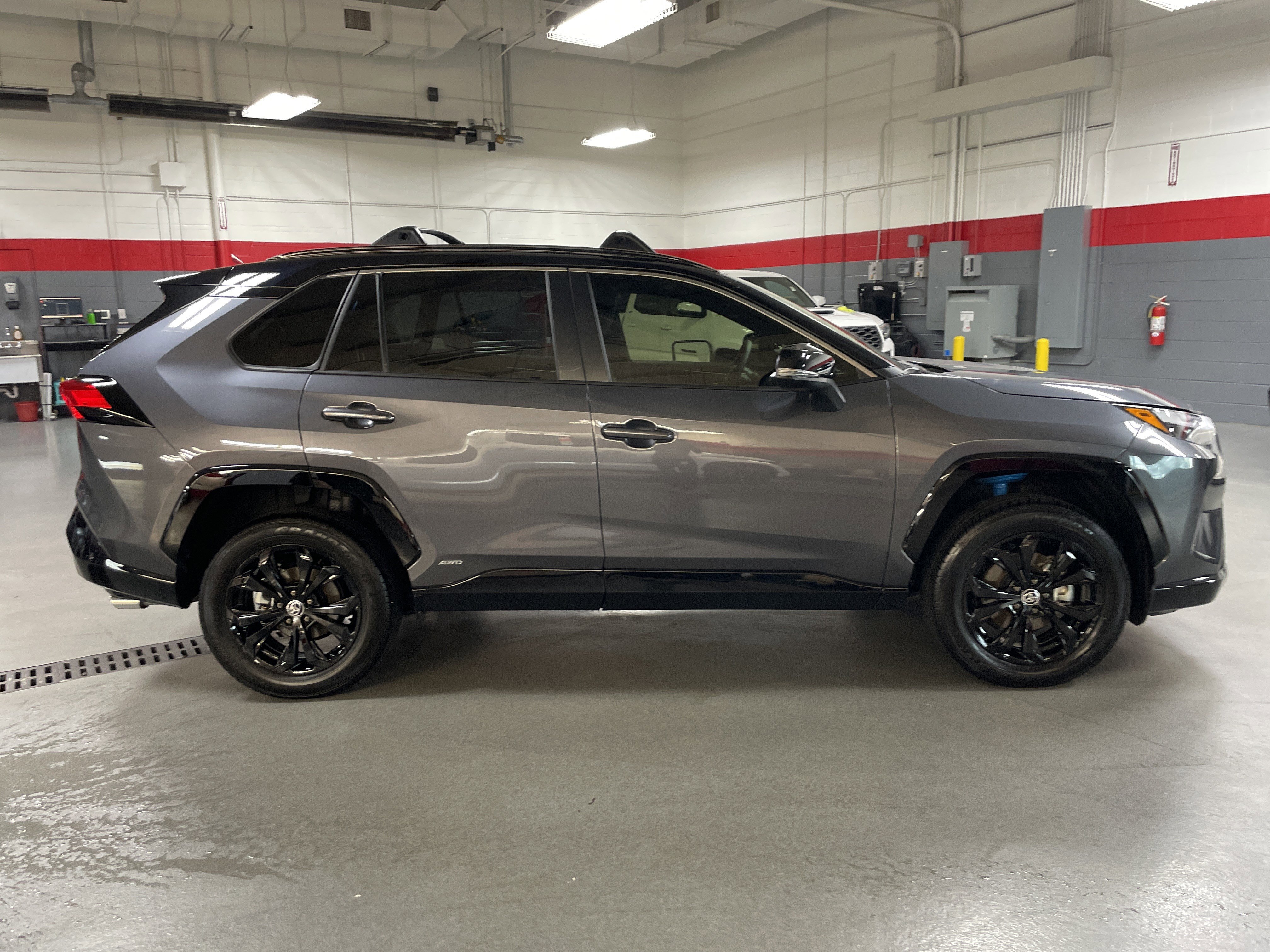 Used 2025 Toyota RAV4 XSE AWD/4WD image 11