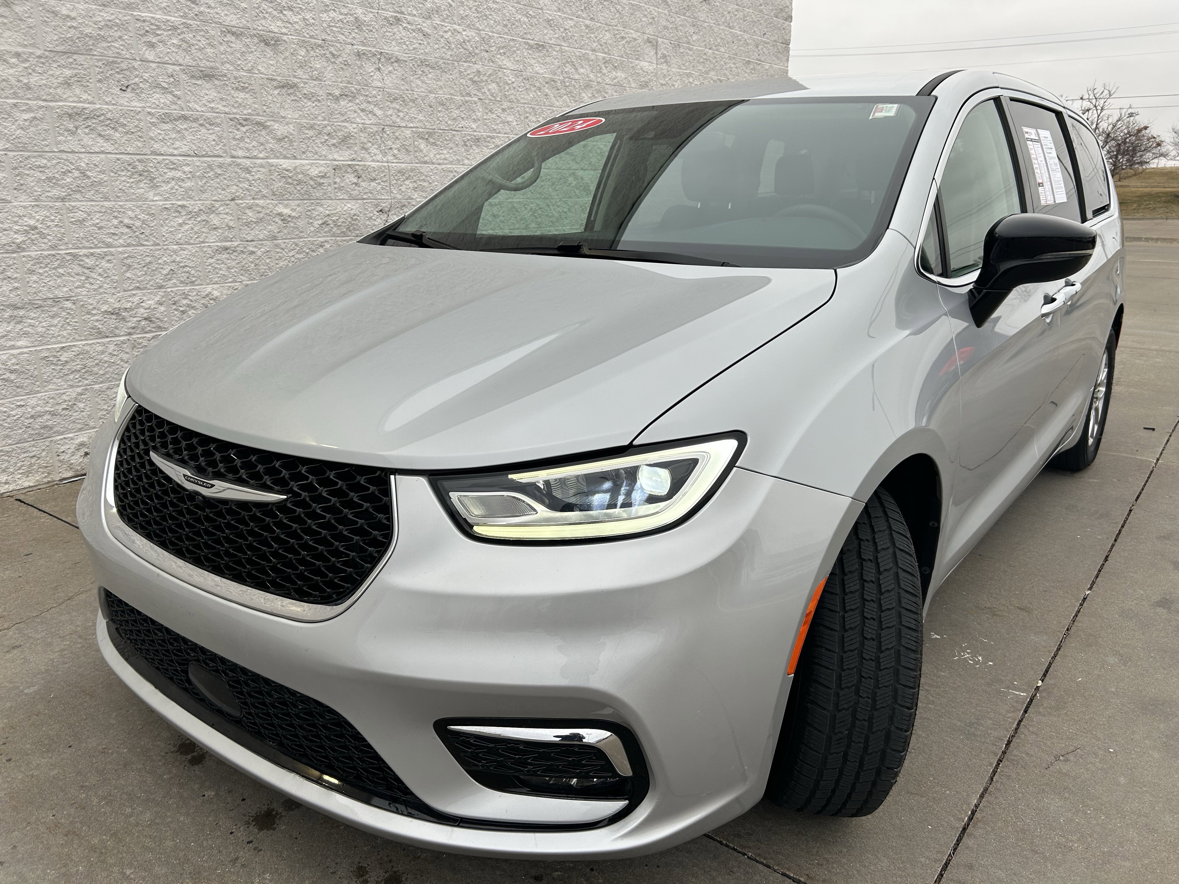 Used 2024 Chrysler Pacifica Touring-L image 3