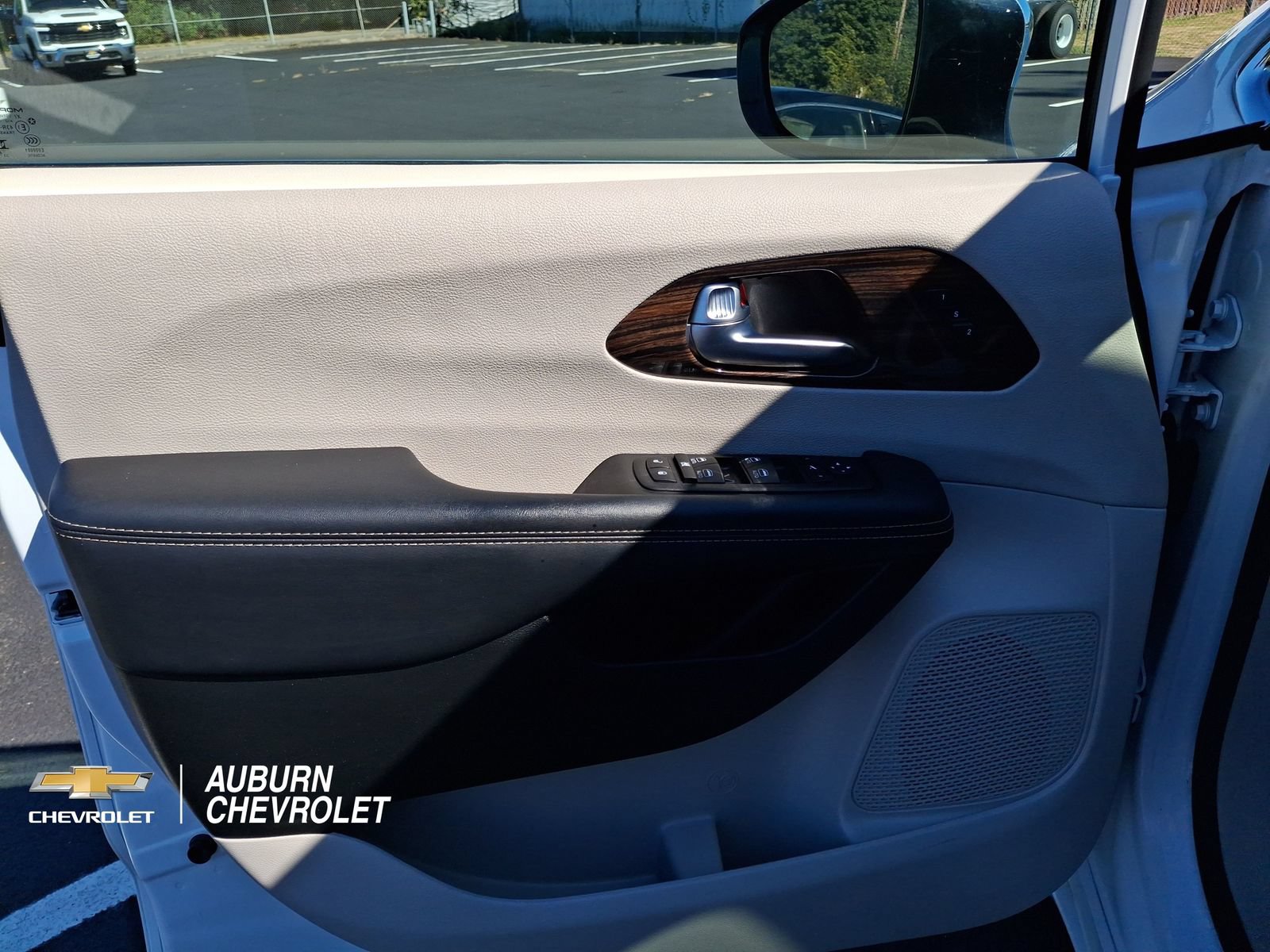 Used 2023 Chrysler Pacifica Limited FWD image 15