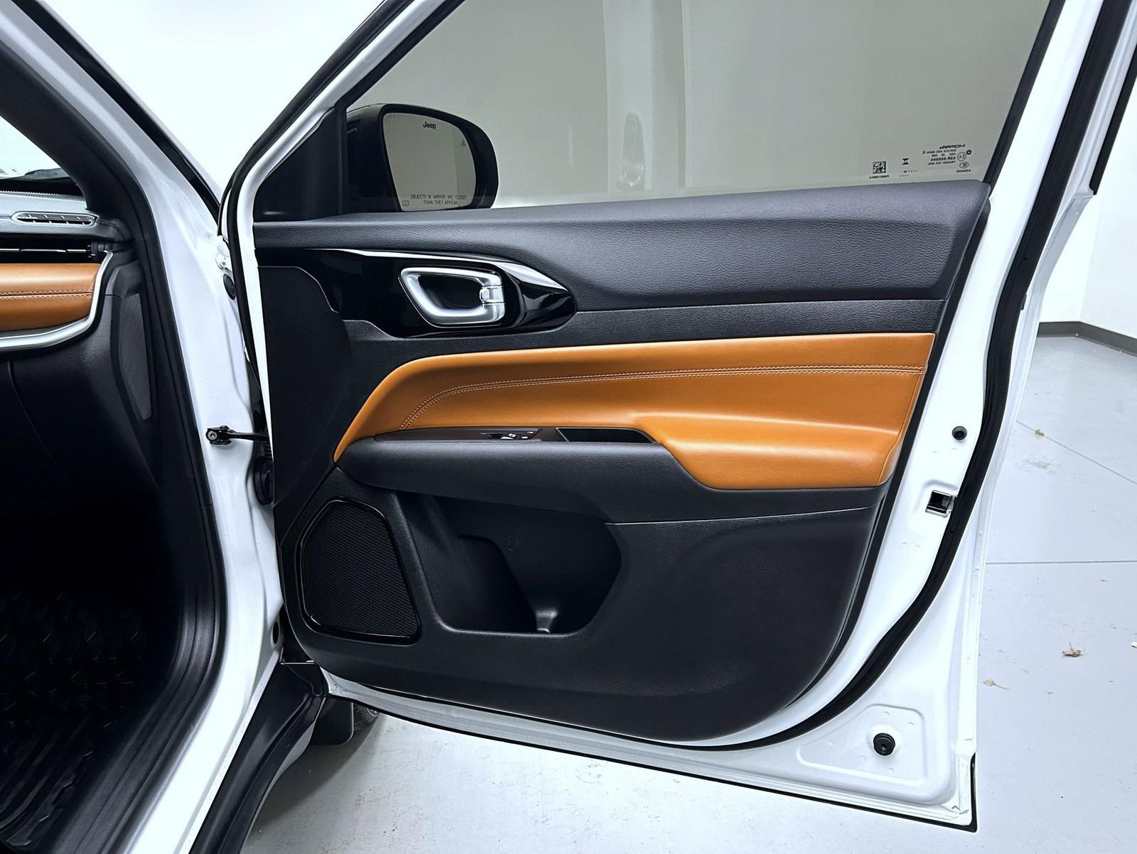 Used 2025 Jeep Compass Limited image 16